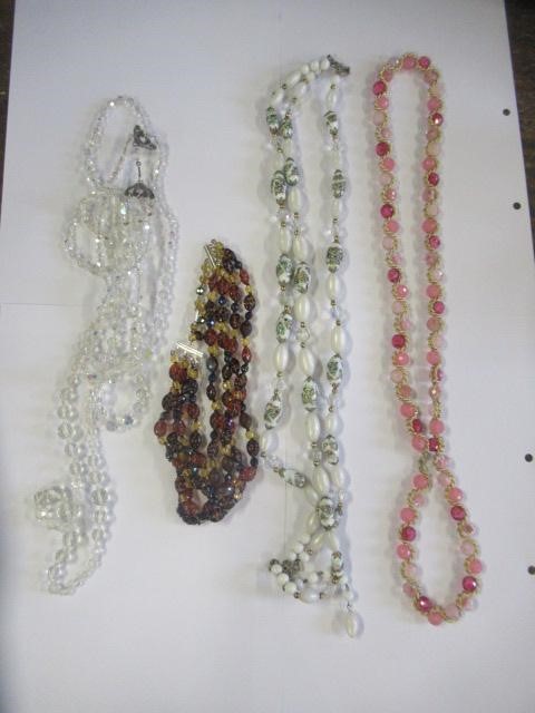 COSTUME JEWELLERY INCLUDING BAKELITE BANGLE AND EARRINGS Image