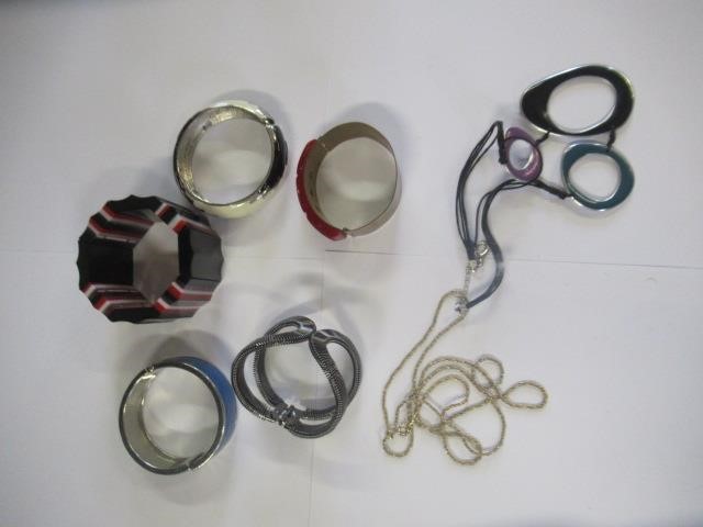 COSTUME JEWELLERY INCLUDING BAKELITE BANGLE AND EARRINGS Image