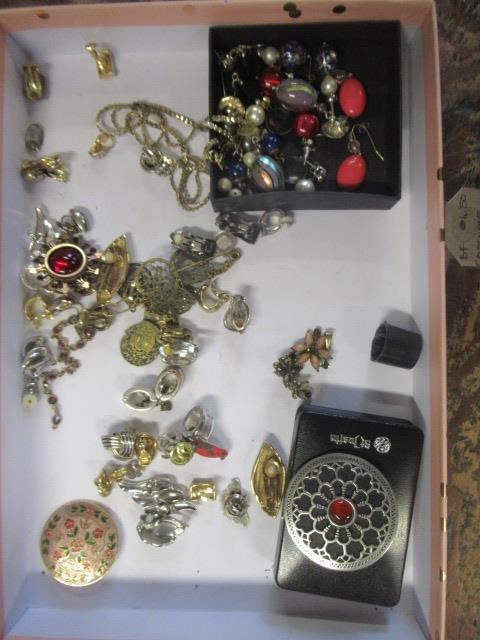 COSTUME JEWELLERY INCLUDING BAKELITE BANGLE AND EARRINGS Image