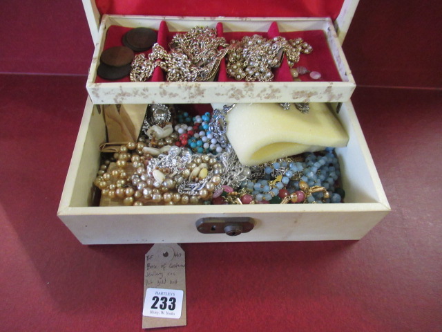 BOX OF COSTUME JEWELLERY INCLUDING 9CT GOLD BOLT RING Image