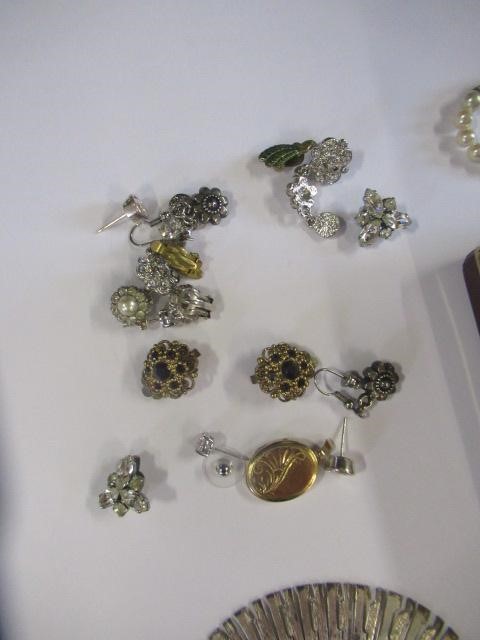 BOX OF COSTUME JEWELLERY ETC Image
