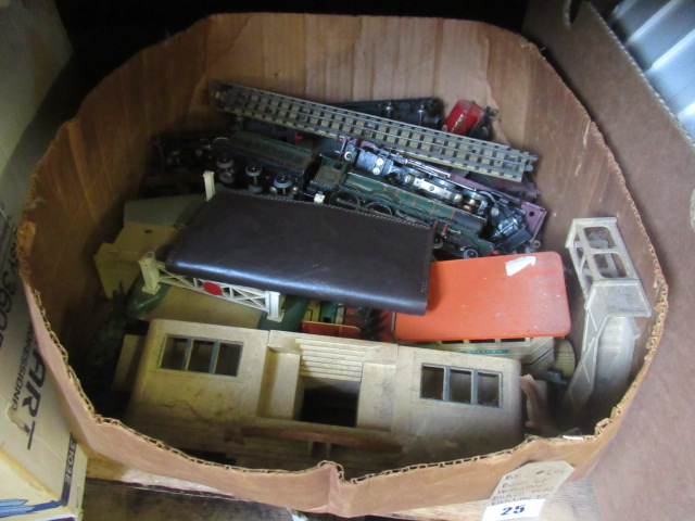 BOX OF HORNBY DUBLO MODEL RAILWAY INCLUDING TRAINS AND TENDERS Image