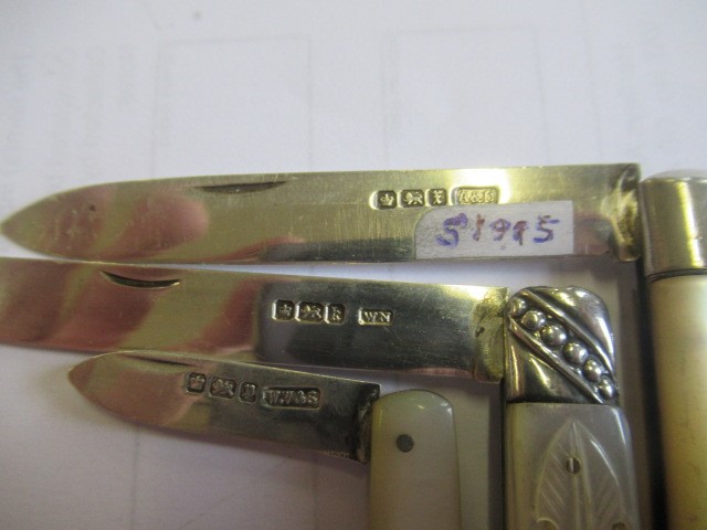 THREE SILVER AND MOTHER OF PEARL FOLDING FRUIT KNIVES Image