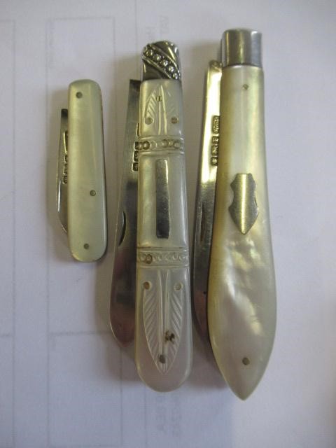 THREE SILVER AND MOTHER OF PEARL FOLDING FRUIT KNIVES Image