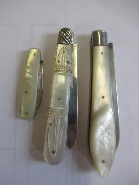 THREE SILVER AND MOTHER OF PEARL FOLDING FRUIT KNIVES Image