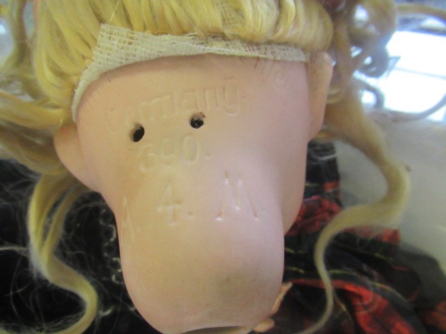 BOX OF MISCELLANEOUS INCLUDING VINTAGE DOLL AND COLLECTABLES Image