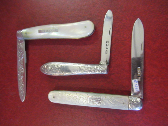 THREE SILVER AND MOTHER OF PEARL FOLDING FRUIT KNIVES Image