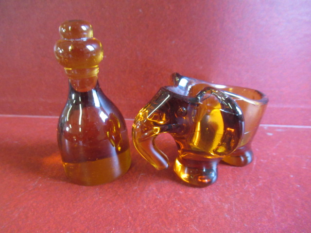 AMBER GLASS ELEPHANT DISH AND PAPERWEIGHT Image