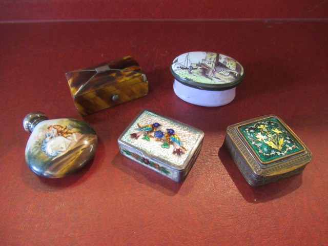 BOX OF COLLECTABLES INCLUDING SNUFF AND PILL BOXES AND SCENT BOTTLE Image