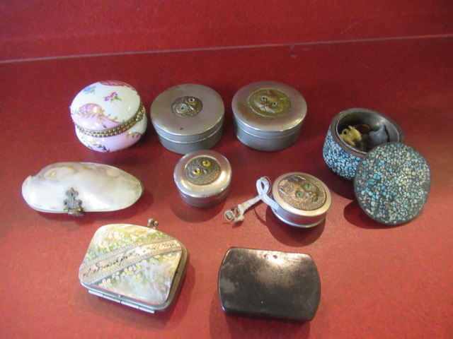 TRAY OF COLLECTABLES INCLUDING PILL BOXES AND PURSES Image