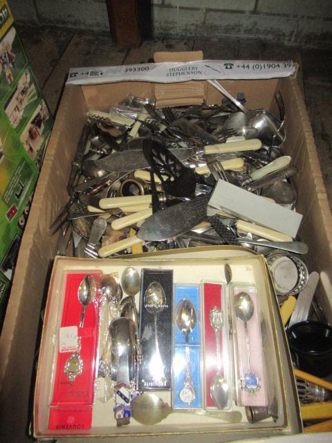 BOX OF LOOSE CUTLERY Image