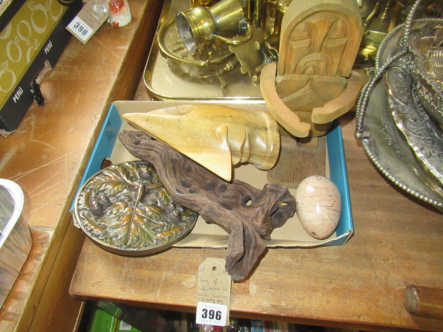 TRAY OF COLLECTABLES INCLUDING WOODEN CARVINGS AND QUARTZ EGG Image