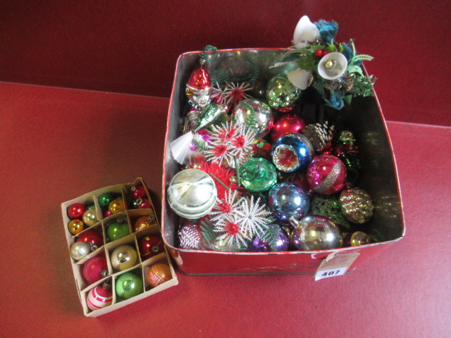BOX OF VINTAGE CHRISTMAS DECORATIONS Image