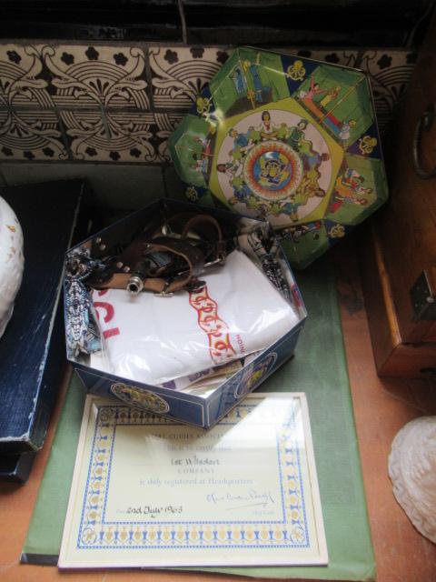 TIN OF GIRL GUIDES ITEMS AND A FOLDER OF MAPS OF BRADFORD Image