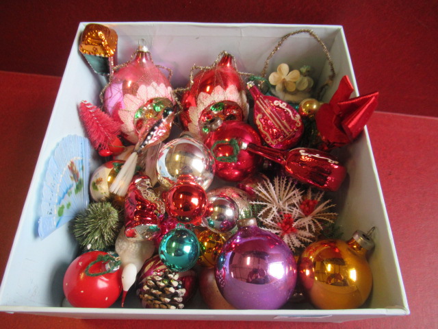 BOX OF VINTAGE CHRISTMAS TREE DECORATIONS Image