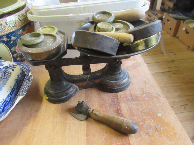 VINTAGE SCALES AND WEIGHTS WITH THREE WOODEN HANDLED KITCHEN IMPLEMENTS Image