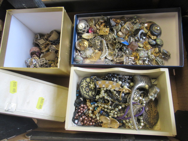 BOX OF COSTUME JEWELLERY Image