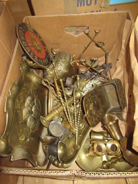 BOX OF BRASS INCLUDING SUN PLAQUE Image
