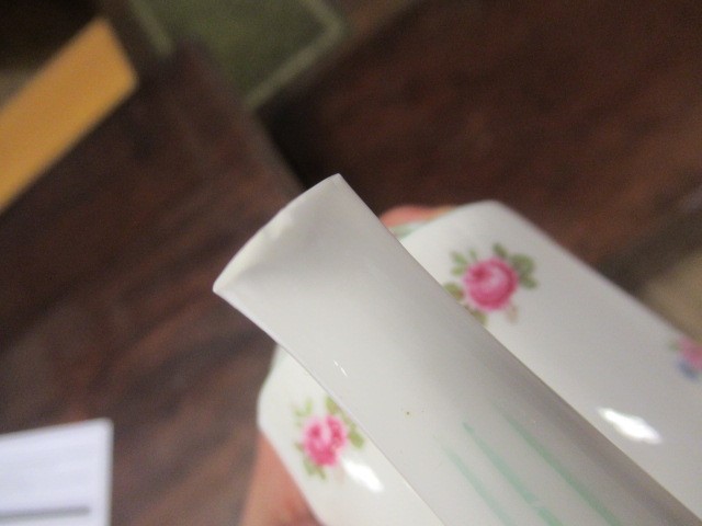 QUANTITY OF SHELLEY ROSEBUD PATTERN CHINA TEA AND COFFEE SERVICE Image