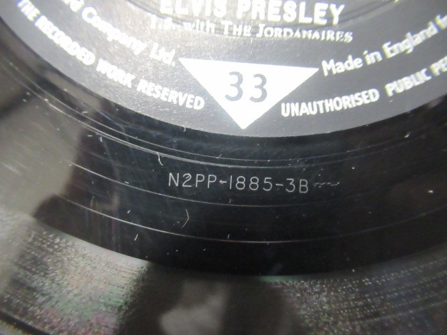 LARGE BOX OF ELVIS PRESLEY LP RECORDS Image