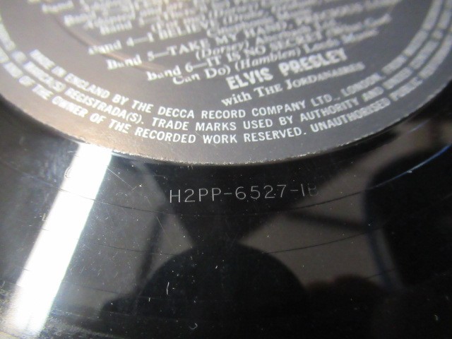 LARGE BOX OF ELVIS PRESLEY LP RECORDS Image