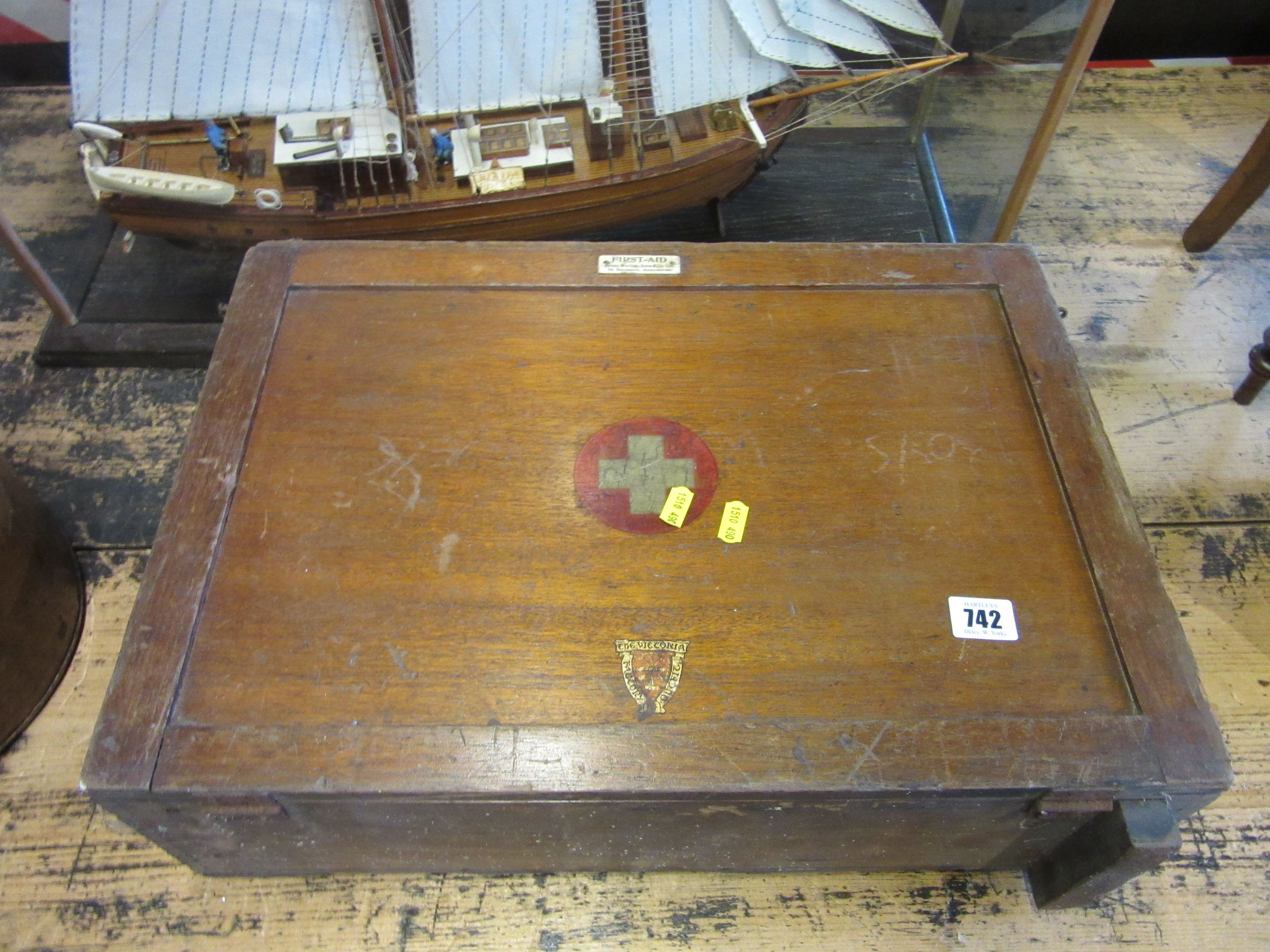 VINTAGE FIRST AID BOX Image
