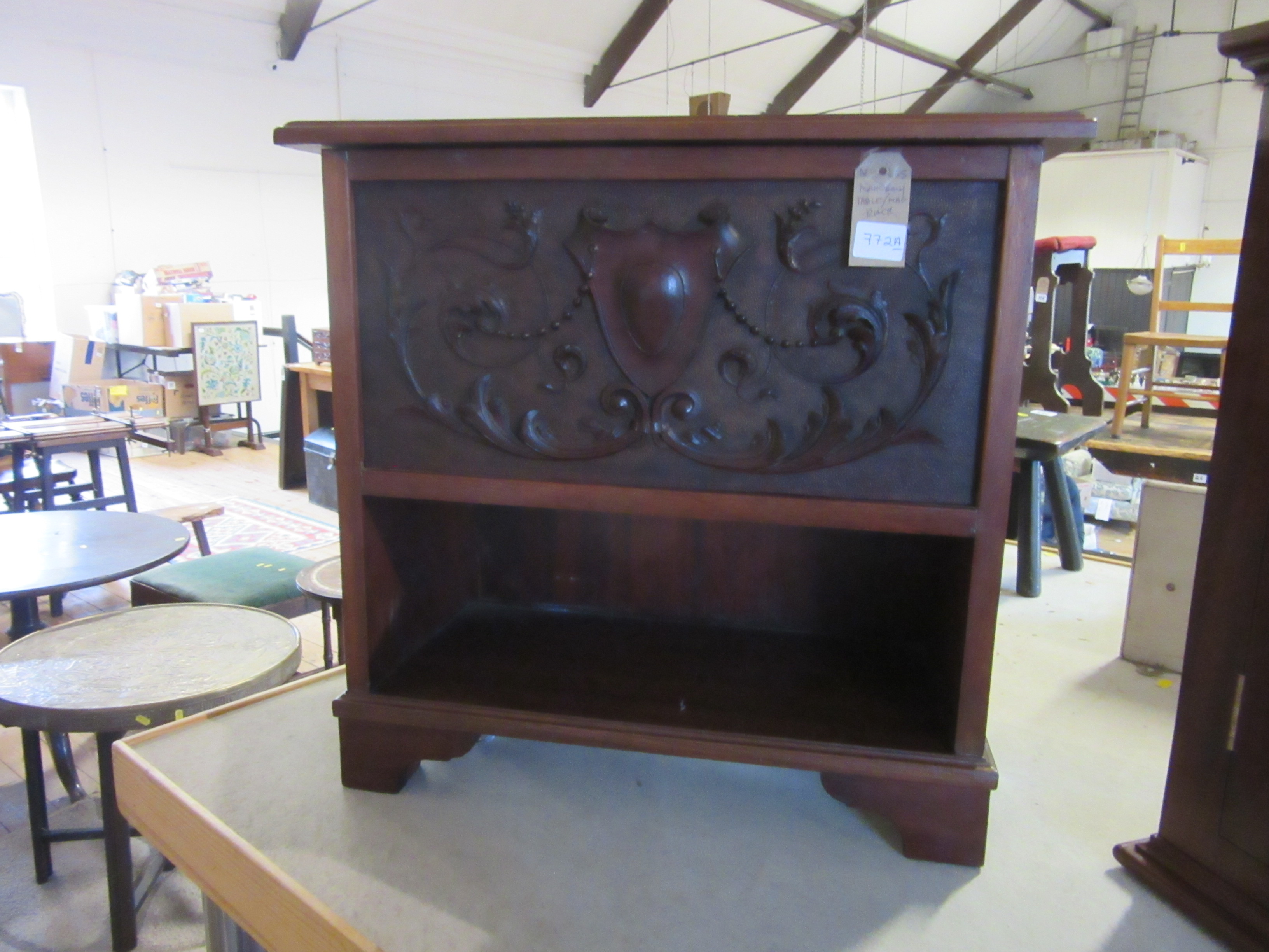 MAHOGANY TABLE/MAGAZINE RACK Image