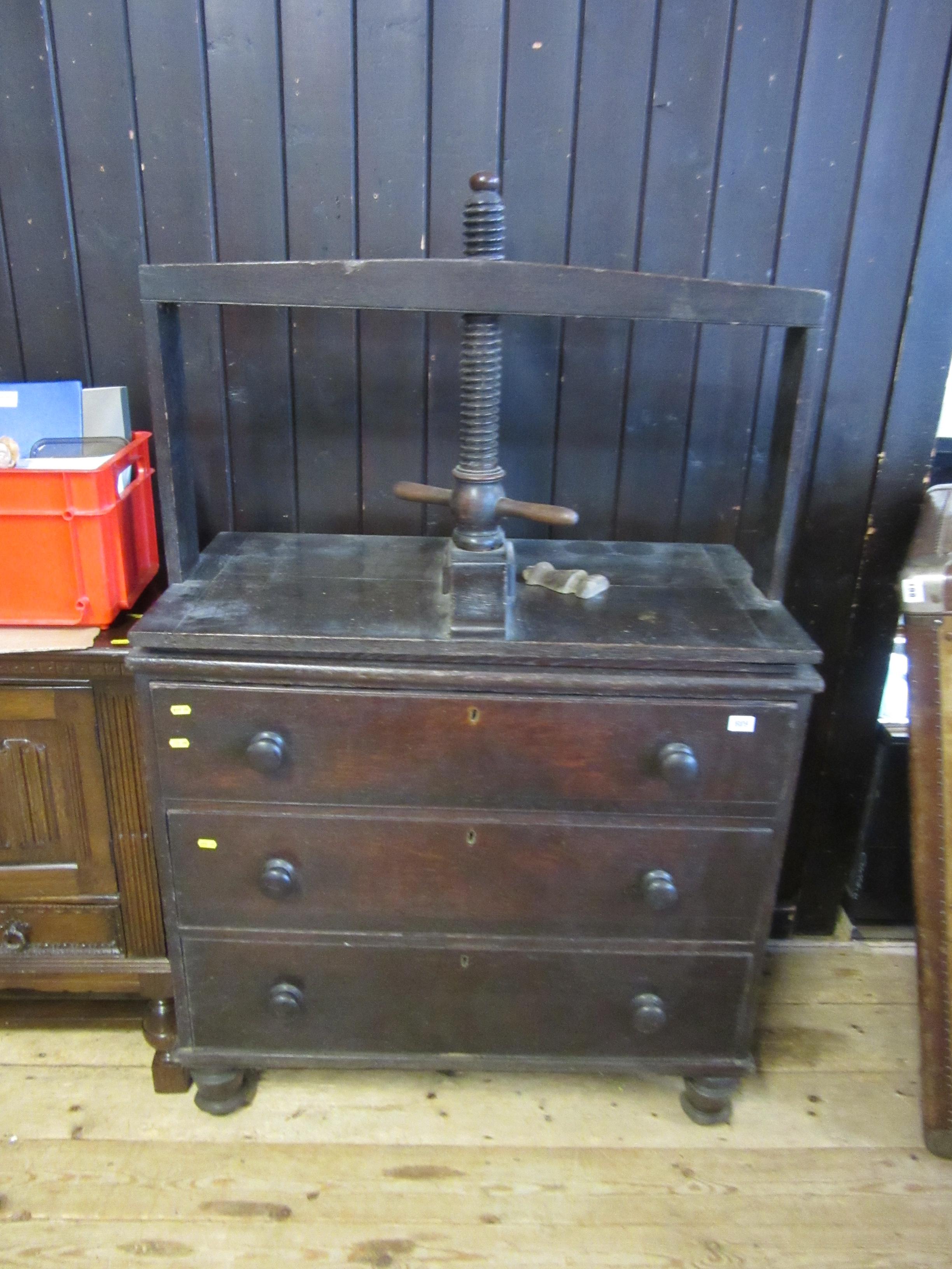 ANTIQUE LINEN PRESS Image