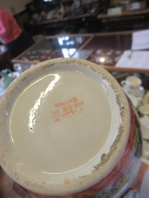 TRAY OF CERAMICS INCLUDING MEISSEN, SPODE AND ORIENTAL ITEMS Image