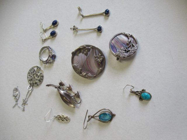 BOX OF SILVER BROOCHES ETC Image