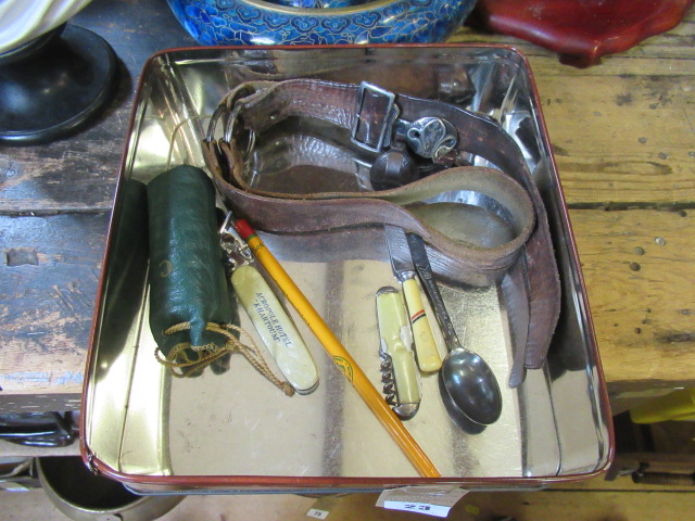 1965 WINSTON CHURCHILL TIN AND CONTENTS INCLUDING PEN KNIVES Image