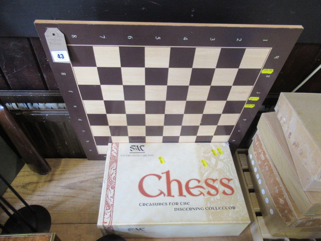 CHESS SET AND BOARD Image