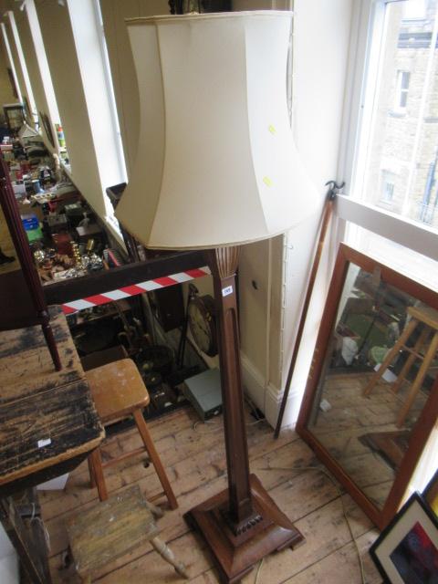 WOODEN STANDARD LAMP Image