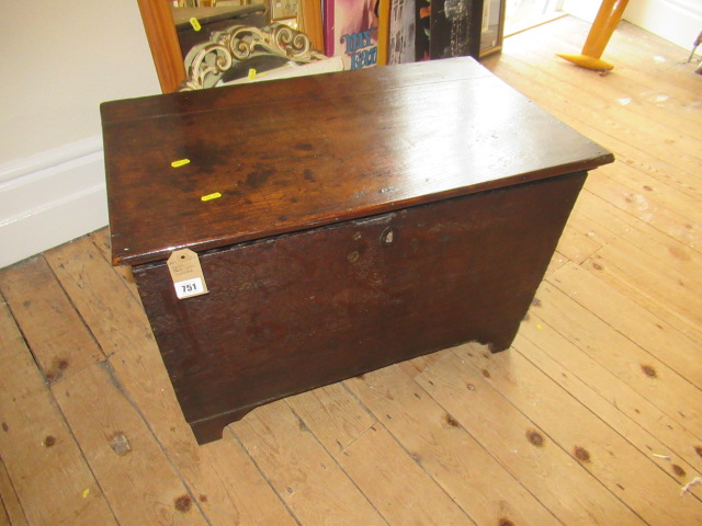 SMALL 18TH CENTURY OAK COFFER Image