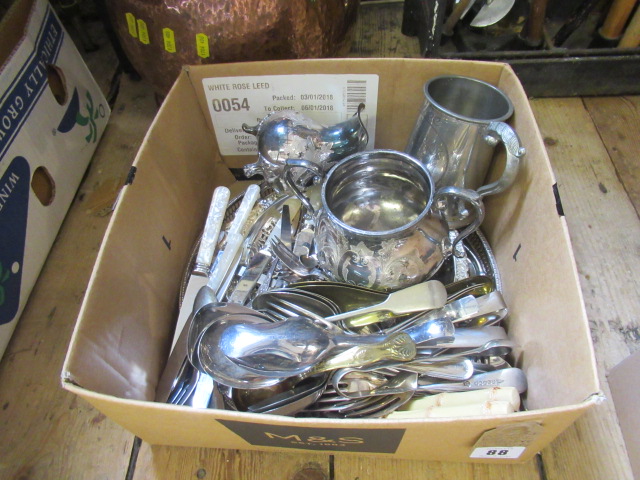 BOX OF MISCELLANEOUS METALWARE INCLUDING CUTLERY Image