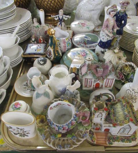 TRAY OF CERAMIC FIGURES ETC Image