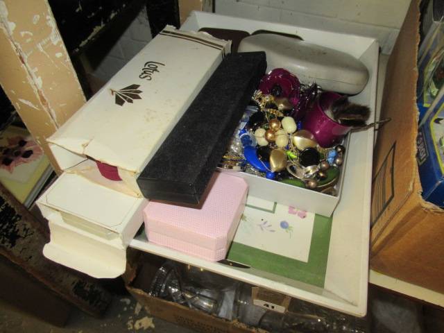 TRAY OF COSTUME JEWELLERY Image