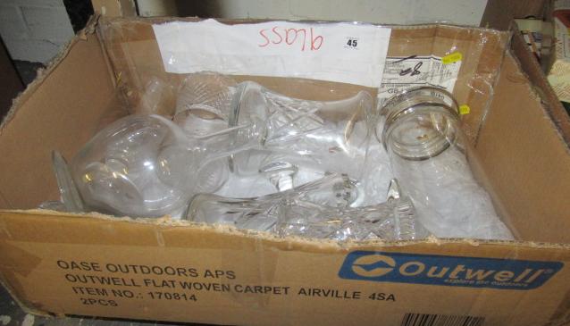 BOX OF GLASSWARE Image