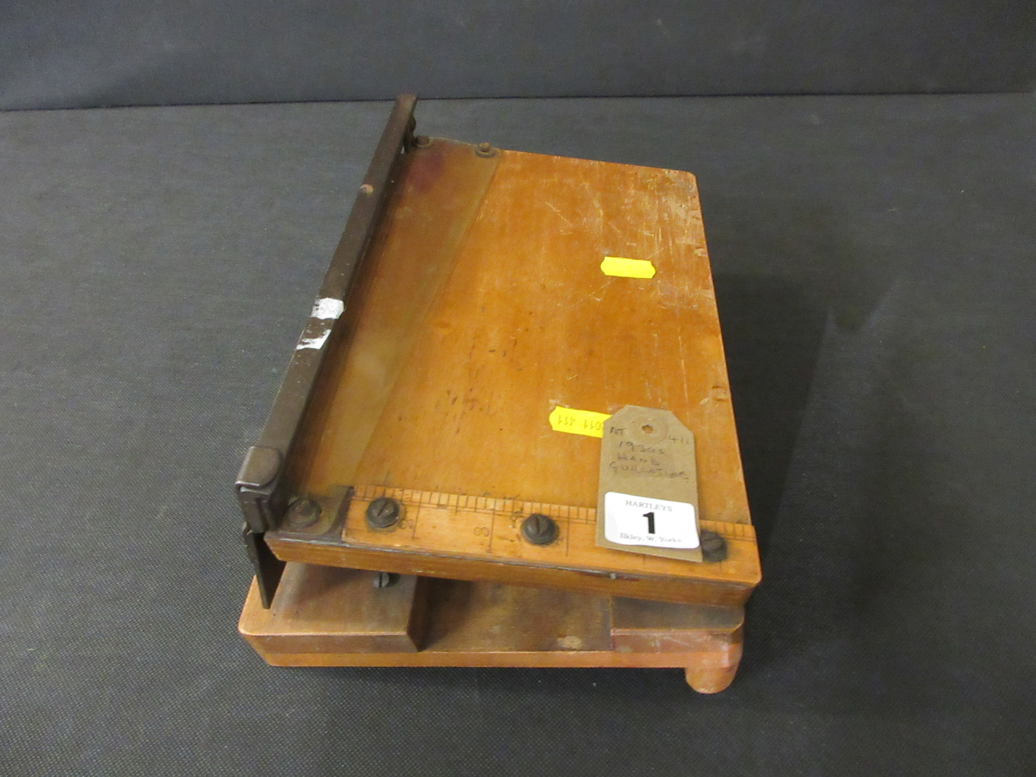 1930S HAND GUILLOTINE Image