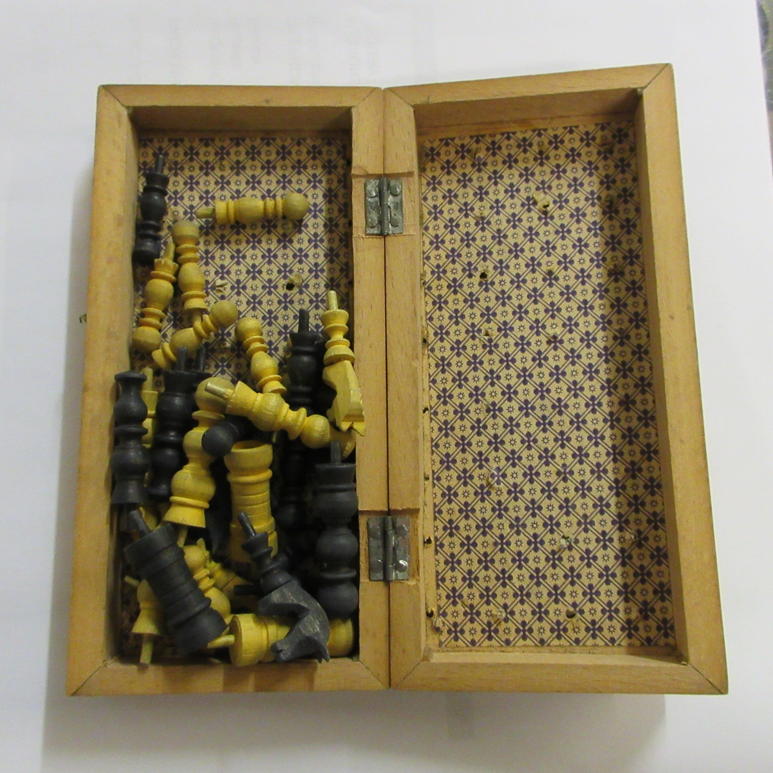 BOX OF MISCELLANEOUS ITEMS INCLUDING CHESS/DRAUGHT SET Image