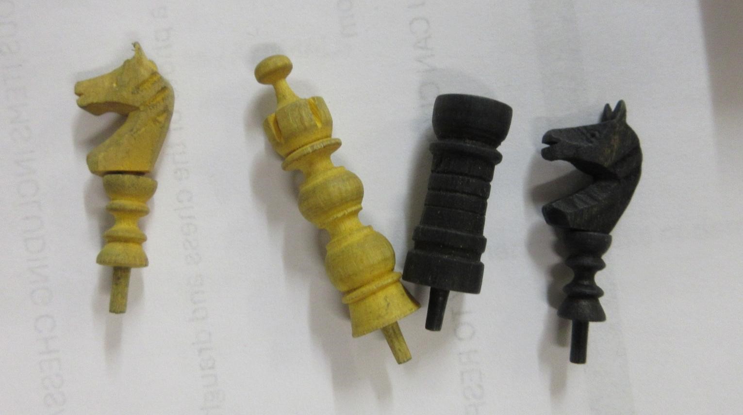 BOX OF MISCELLANEOUS ITEMS INCLUDING CHESS/DRAUGHT SET Image