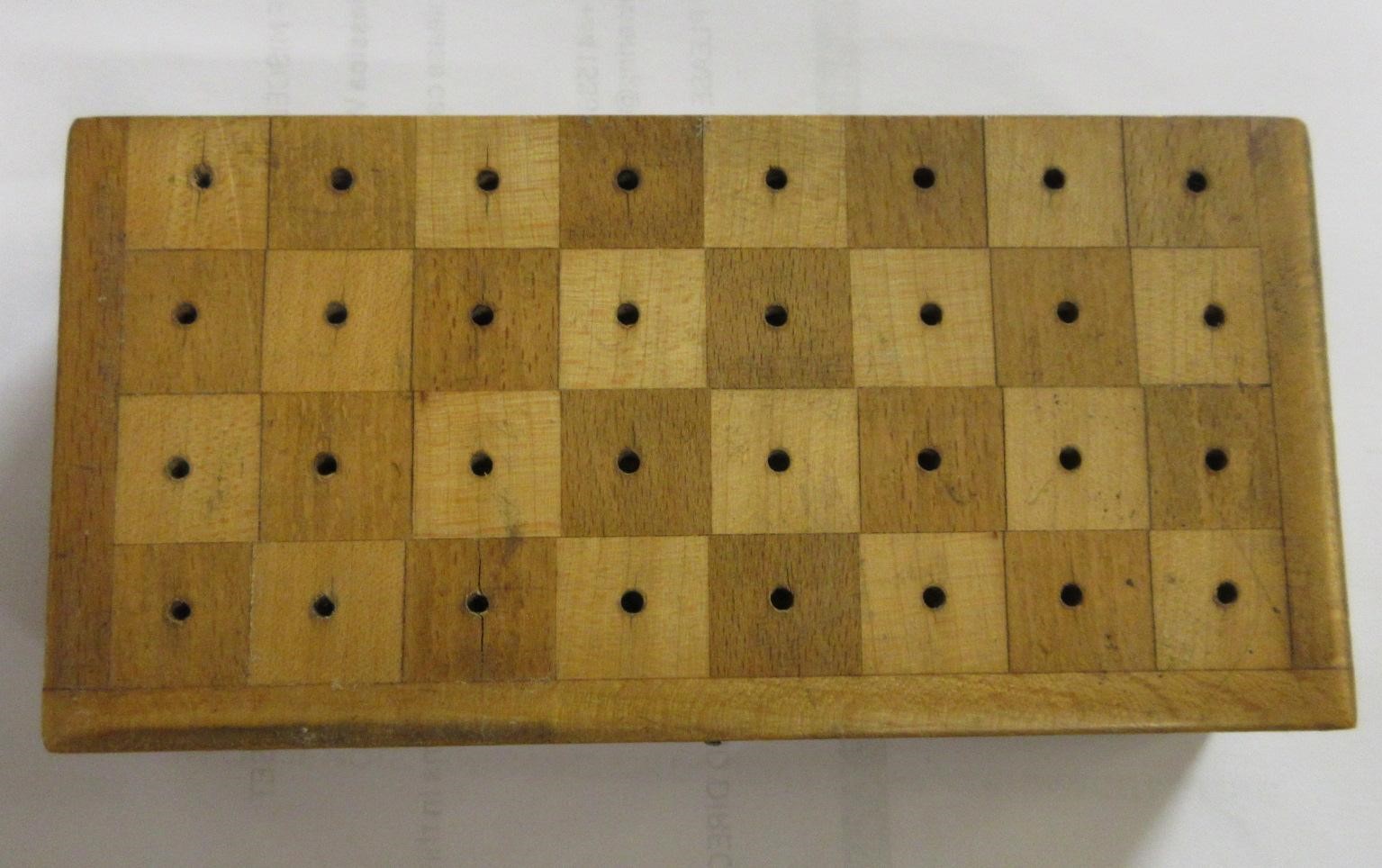 BOX OF MISCELLANEOUS ITEMS INCLUDING CHESS/DRAUGHT SET Image
