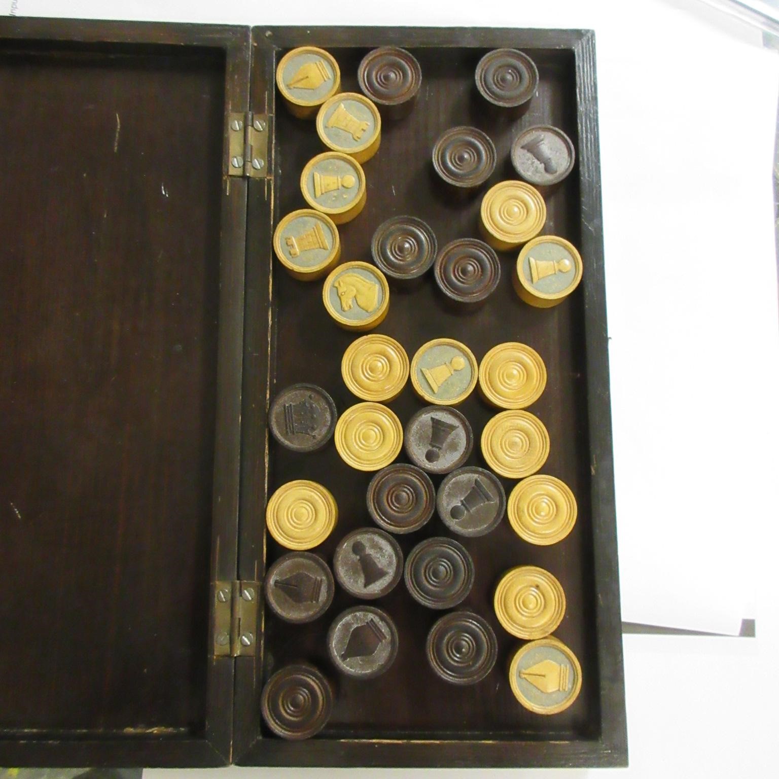 BOX OF MISCELLANEOUS ITEMS INCLUDING CHESS/DRAUGHT SET Image