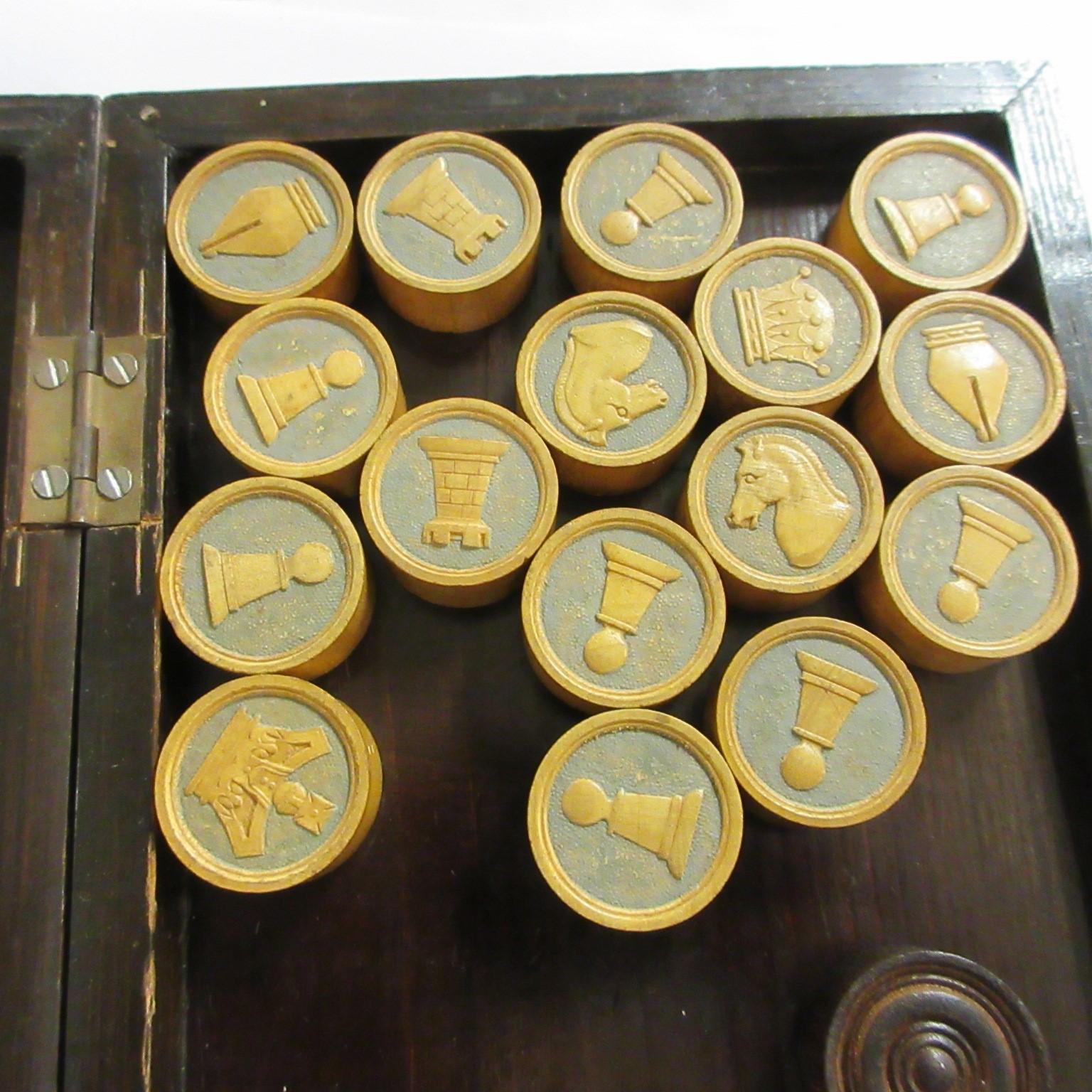 BOX OF MISCELLANEOUS ITEMS INCLUDING CHESS/DRAUGHT SET Image