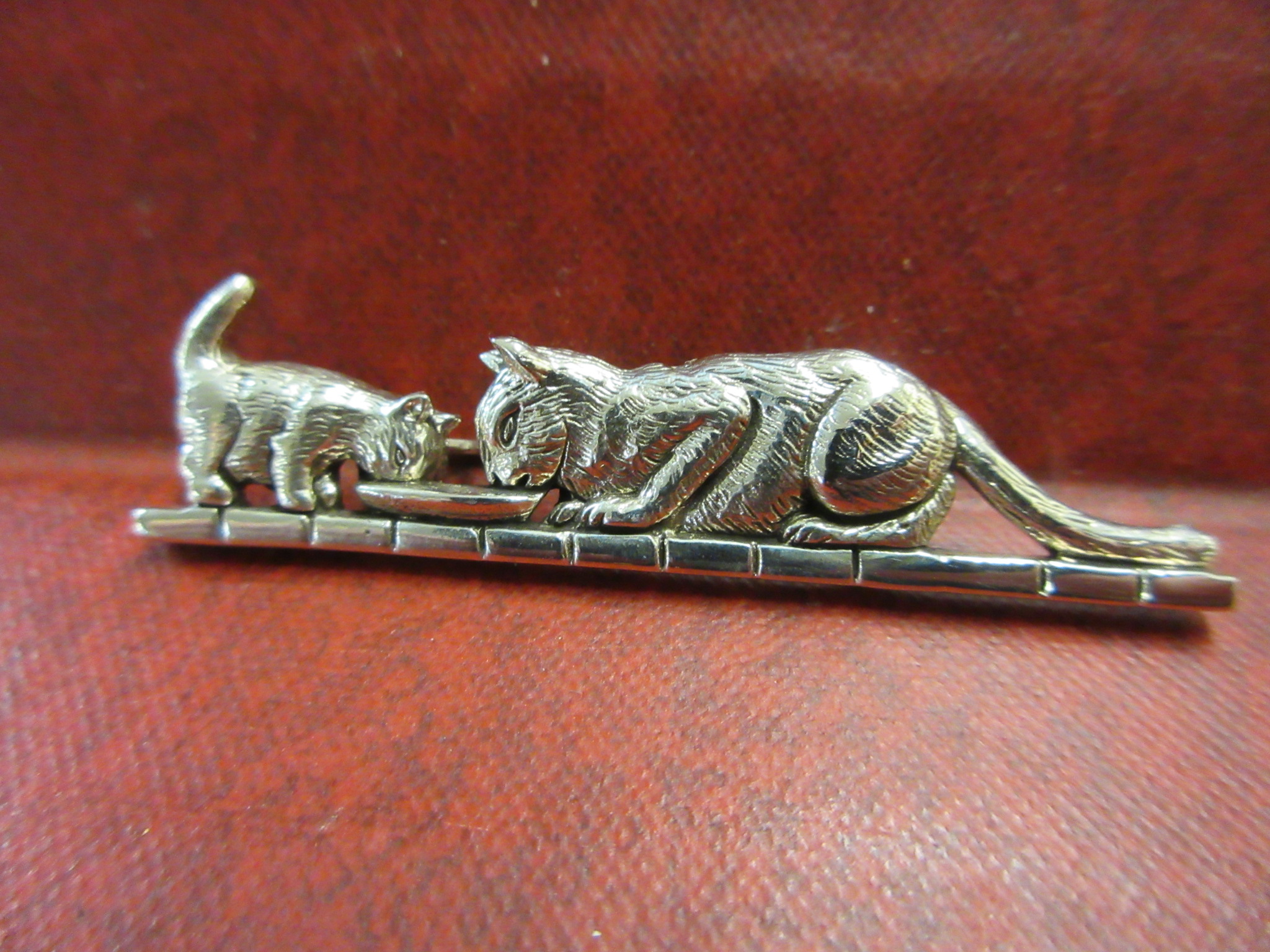 SILVER CAT AND KITTEN BROOCH Image