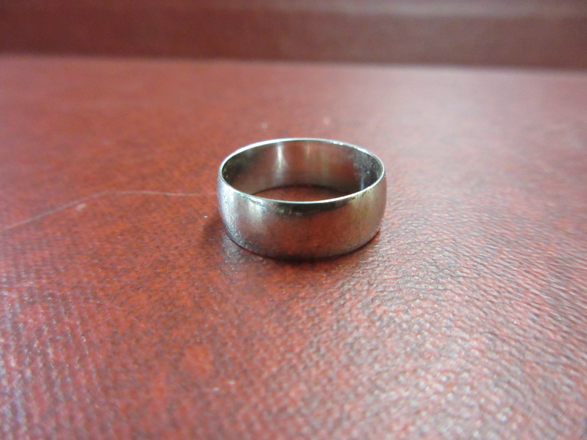 9CT WHITE GOLD WEDDING RING 2.6g Image