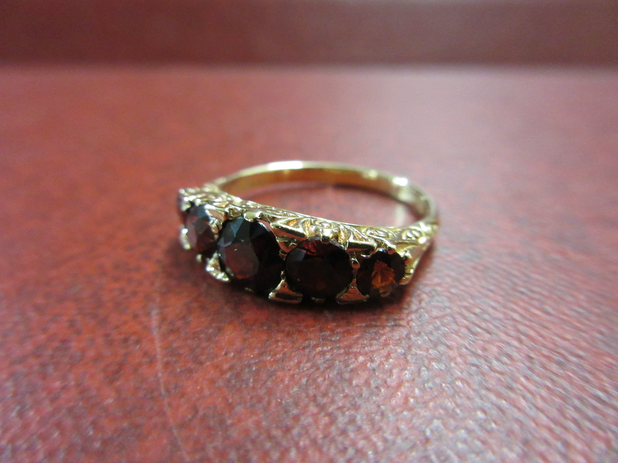 9CT GOLD FIVE STONE RING 2.9g Image