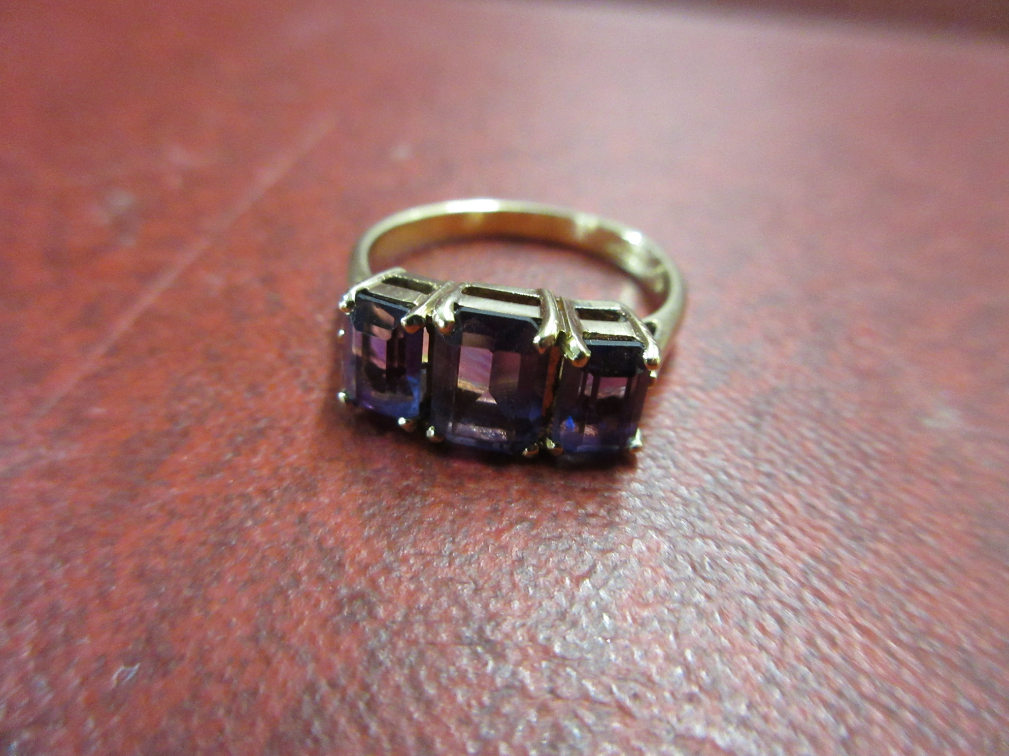 THREE STONE AMETHYST 9CT GOLD RING 3.1g Image
