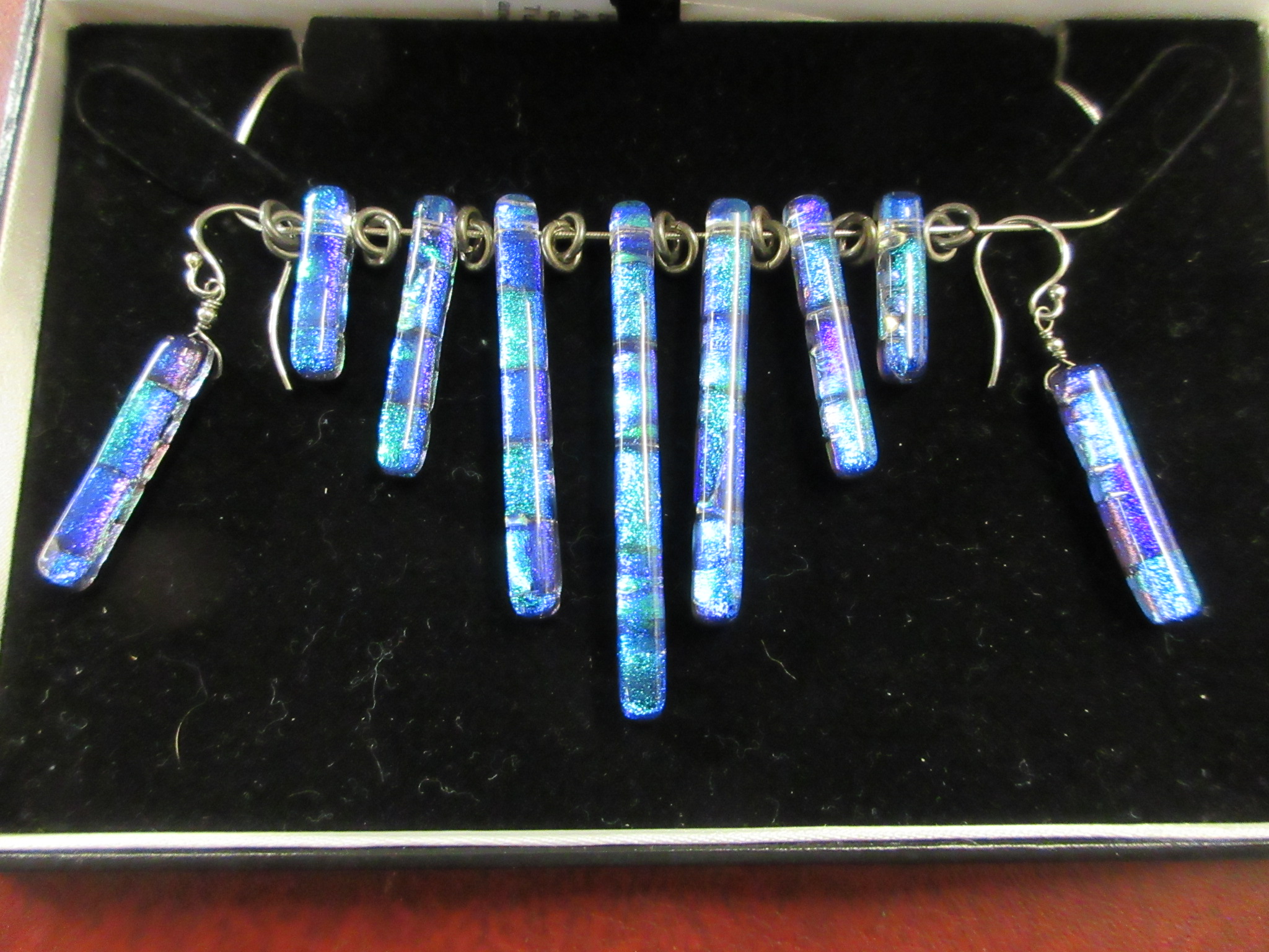 SILVER AND GLASS NECKLACE WITH MATCHING EARRINGS Image
