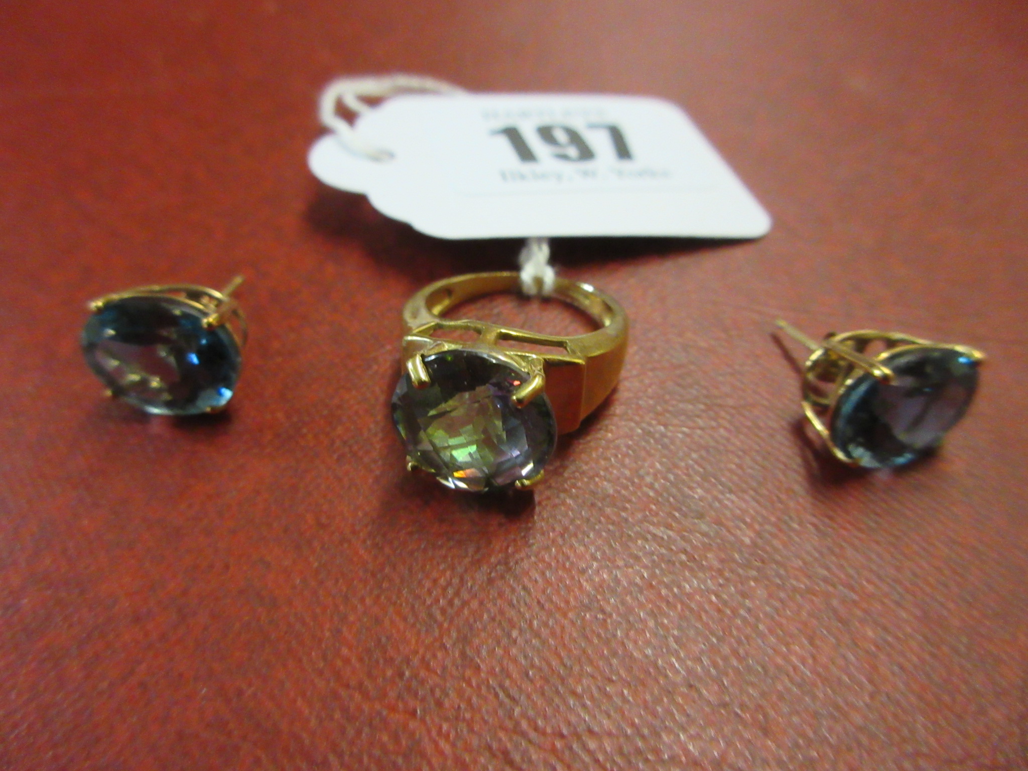 STONE SET 9CT GOLD RING AND MATCHING EAR STUDS 8.5g GROSS Image